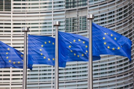 EU Flaggen vor der Europäischen Kommission in Brüssel