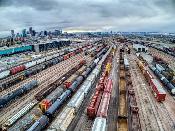 Mehrere Güterzüge auf einem großen Bahnhofsgelände in Denver, USA.