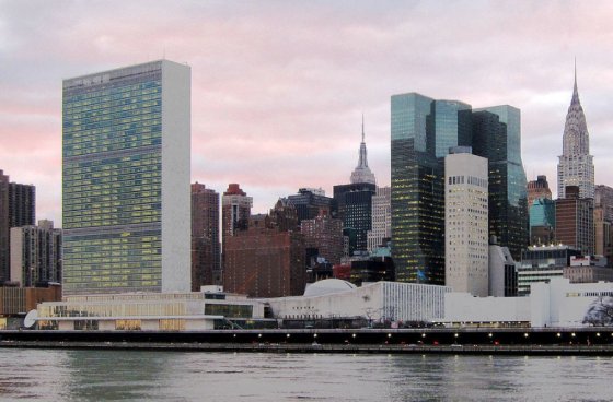 Blick auf die United Nations Plaza und das Hauptquartier der Vereinten Nationen in New York City