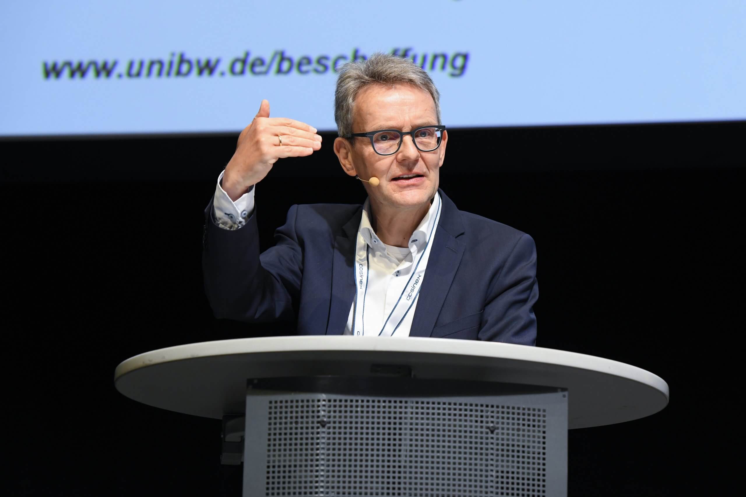 Prof. Dr. Michael Eßig auf dem Vergabesymposium 2023