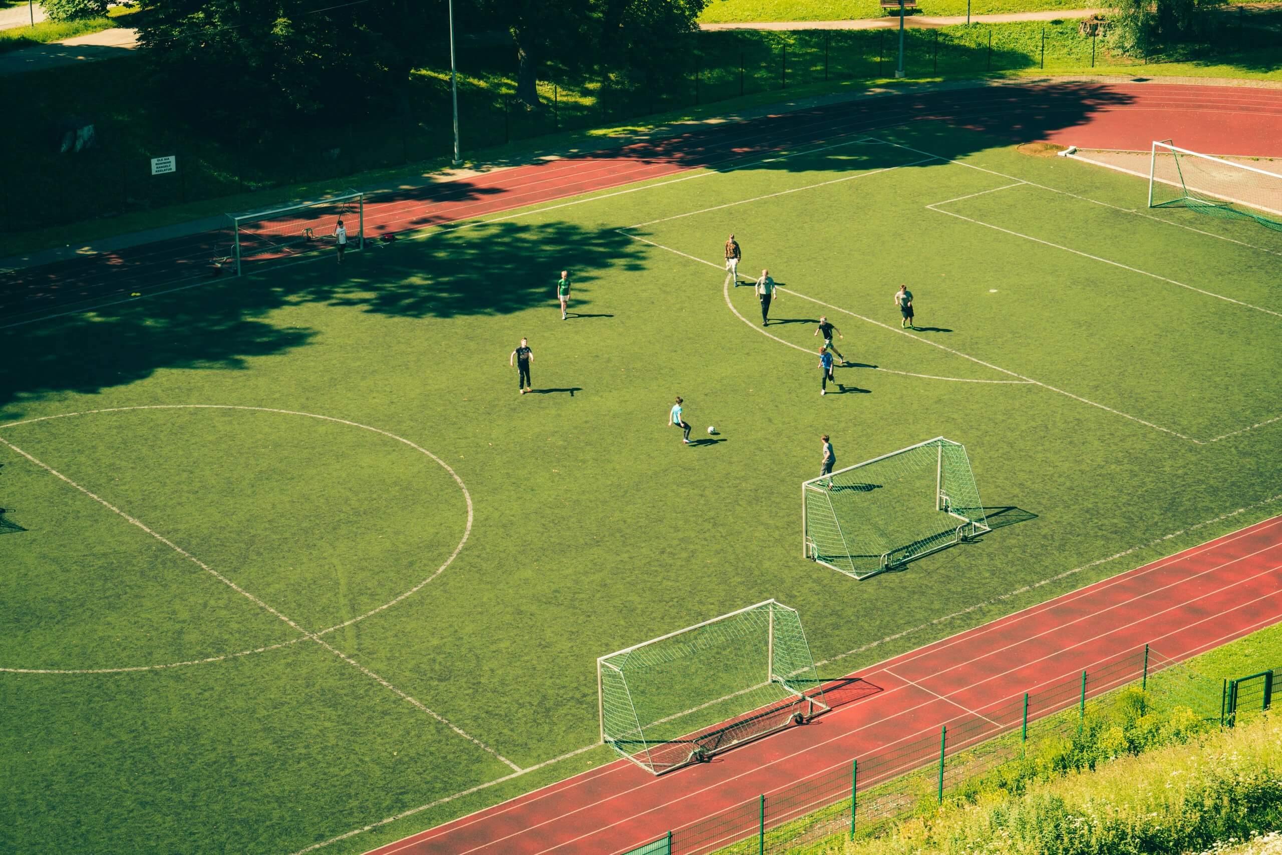 Kunstrasenplätze gelten aufgrund ihrer ganzjährigen Bespielbarkeit, höheren Belastbarkeit und ihres geringeren Pflegeaufwands als vorzüglich