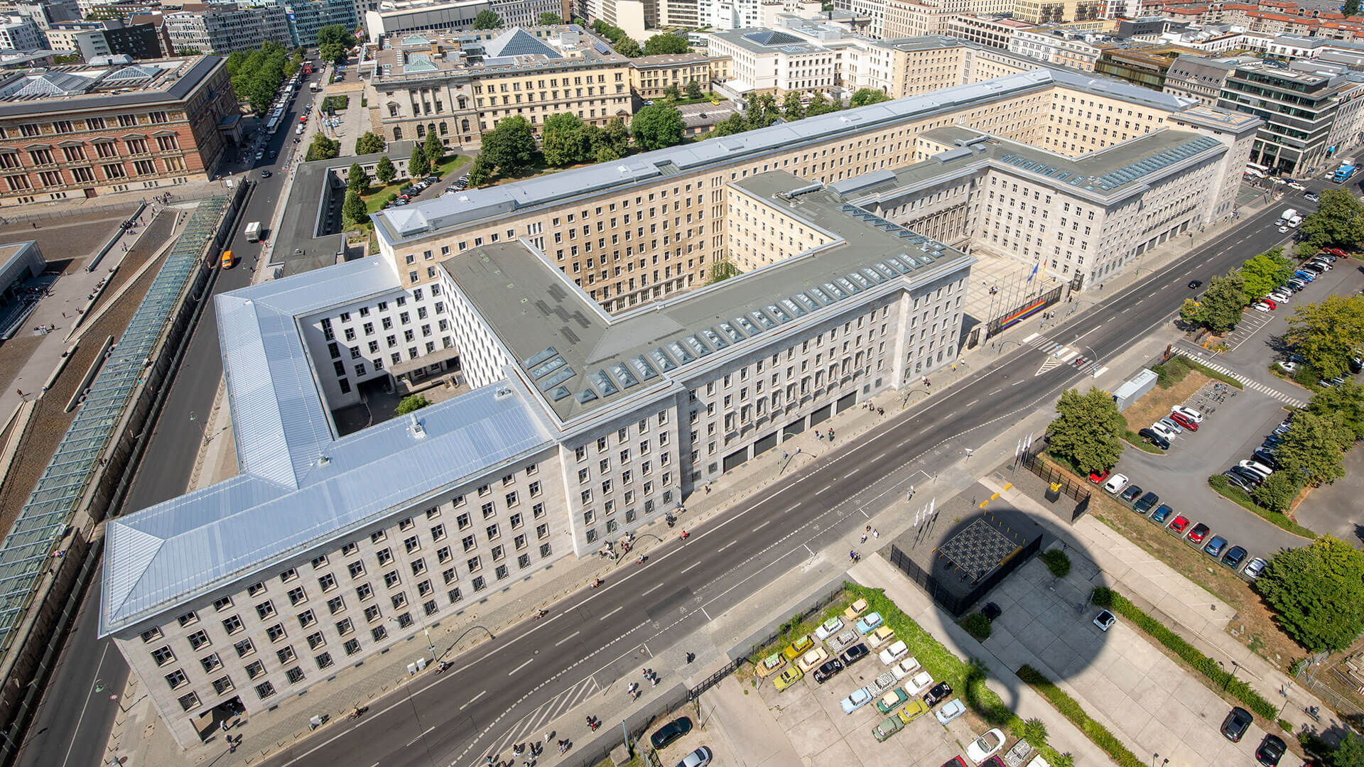 Blick auf das Bundesministerium der Finanzen in der Mitte Berlins